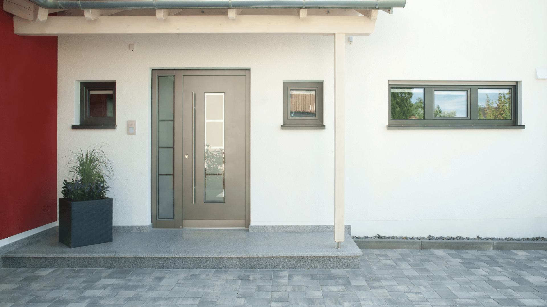 Infinia Haustür mit Seitenteil und Ornamentglas