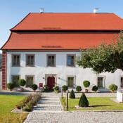 Diese Haustür wurde für den historischen Pfarrhof in Luhe angefertigt, der nach der Sanierung nun wieder im barocken Glanz strahlt.