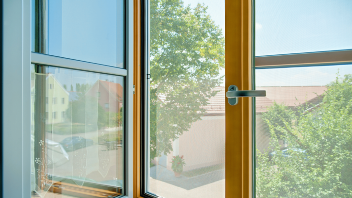 Richtiges Lüften ist wichtig, um gegen Schimmelbildung am Fenster vorzubeugen.